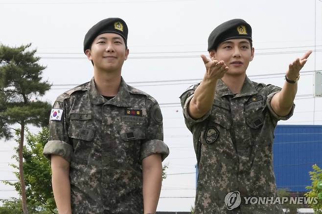 지난 10일 전역한 RM과 뷔 [AP 연합뉴스 자료사진. 재판매 및 DB 금지]