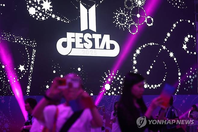 보랏빛 'BTS 페스타' [연합뉴스 자료사진] 지난 13일 경기 고양시 일산서구 킨텍스에서 방탄소년단 데뷔 12주년 기념 축제 '2025 BTS 페스타'(2025 BTS FESTA)가 열리고 있다. 2025.6.13 photo@yna.co.kr