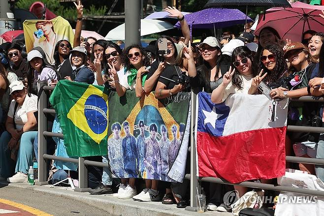 BTS 지민·정국 전역 축하하는 아미들 [연합뉴스 자료사진] 방탄소년단(BTS) 멤버 지민과 정국의 전역일인 지난 11일 서울 용산구 하이브 사옥 앞에서 국내외 아미(ARMY·BTS의 팬덤)들이 제대를 축하하고 있다. 2025.6.11 photo@yna.co.kr