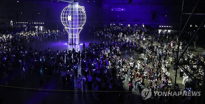 방탄소년단과 팬들의 축제 'BTS 페스타' [연합뉴스 자료사진] 지난 13일 경기 고양시 일산서구 킨텍스에서 열린 방탄소년단 데뷔 12주년 기념 축제 '2025 BTS 페스타'(2025 BTS FESTA)에서 팬(아미)들이 공연 영상을 시청하고 있다. 2025.6.13 photo@yna.co.kr