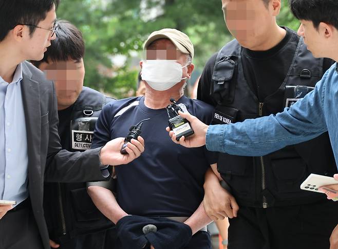 접근금지 종료 일주일만에 아내 살해한 60대 구속심사 (인천=연합뉴스) 홍현기 기자 = 법원의 접근금지 명령이 종료된 지 일주일 만에 아내를 찾아가 흉기로 살해한 60대 남성이 21일 오후 구속심사를 받기 위해 법원에 출석하고 있다. 2025.6.21