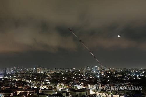 이란이 발사한 미사일이 21일 이스라엘 아슈켈론에서 포착된 모습  [로이터=연합뉴스 자료사진. 재판매 및 DB 금지]