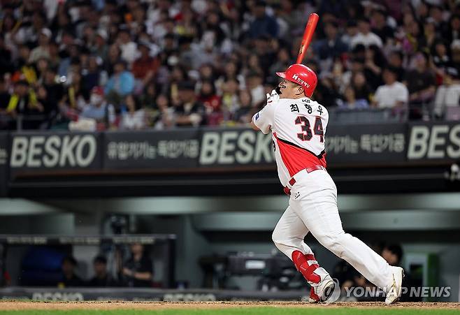 2,500안타를 홈런으로 장식하는 최형우 (광주=연합뉴스) 조남수 기자 = 27일 광주기아챔피언스필드에서 열린 프로야구 키움 히어로즈와 KIA 타이거즈의 경기. KIA 최형우가 5회말 2사 2루에서 역전 투런홈런을 날리고 있다. 최형우는 이 홈런으로 통산 2,500안타를 달성했다. 2025.5.27 iso64@yna.co.kr