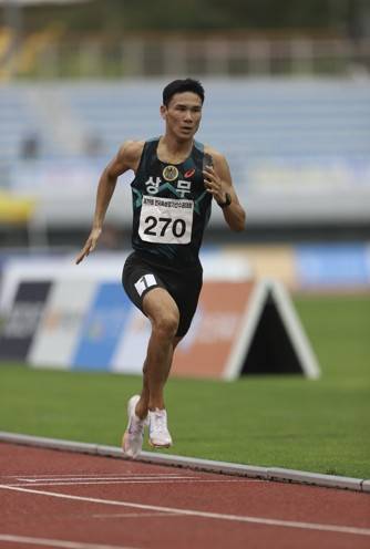 이재웅, 전국육상선수권 남자 1,500ｍ 우승 (서울=연합뉴스) 이재웅이 21일 강원 정선종합운동장에서 열린 제79회 전국육상경기선수권대회 남자 1,500ｍ 경기에서 역주하고 있다. [대한육상연맹 제공. 재판매 및 DB금지]