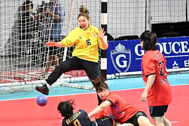 일본 공격을 막아내는 박새영(16번) [대한핸드볼협회 제공. 재판매 및 DB 금지]