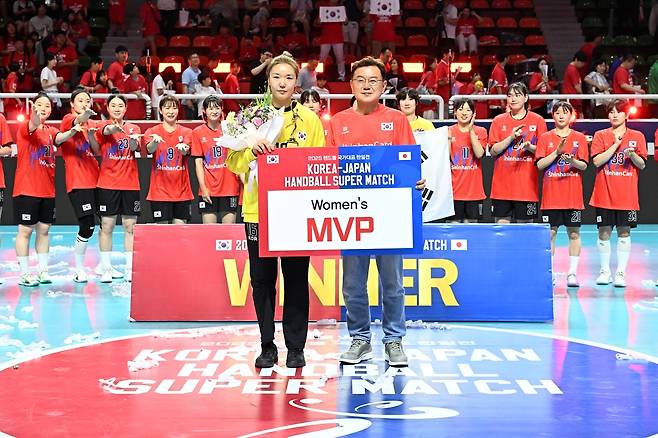 MVP 박새영(왼쪽) [대한핸드볼협회 제공. 재판매 및 DB 금지]