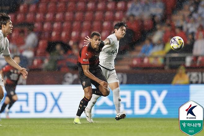 포항 조르지(왼쪽)가 제주 장민규와 공을 다투고 있다. [한국프로축구연맹 제공. 재판매 및 DB 금지]