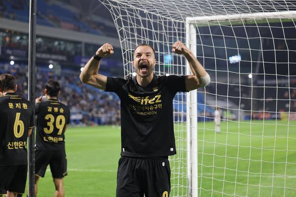 21일 인천축구전용경기장에서 열린 K리그2 인천 유나이티드와 화성FC의 경기에서 인천 무고사가 헤더 득점 후 골 세레머니를 하고 있다. /한국프로축구연맹 제공