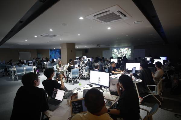 ‘AI영상교육센터부천’에서 진행된 하이테크 교육에 재직자, 구직자, 영화인, 시민 등이 참여해 강의를 경청하고 있다. /부천시 제공