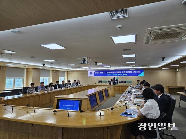 지난 19일 조용익 부천시장과 시 관계자들이 ‘중동 1기 신도시 재정비 마스터플랜 수립 용역’ 착수 보고회를 열고, 도시정비 전략 마련을 위해 머리를 맞대고 있다. 2025.6.19 /부천시 제공