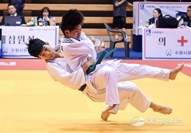 22일 오후 수원시 영통구 아주대학교체육관에서 열린 2025 수원시유도회장배 유도대회 남자고등부 55kg 이하 16강 경기에서 김민기(위)와 주해성(아래)이 격돌하고 있다. 임채운기자