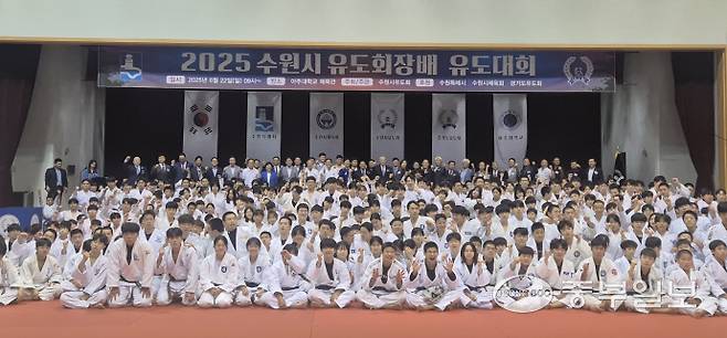 22일 수원 아주대 체육관에서 진행된 2025 수원시유도회장배 유도대회 개회식에서 협회 관계자, 참석 내빈, 선수들이 기념사진을 찍고 있다. 이건우기자