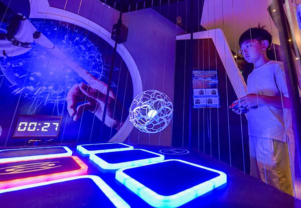 수원시 영통구 경기도경제과학진흥원에서 '2025 경기SW 미래채움 AI페스티벌'이 열려 어린이들이 드론경기를 펼치고 있다.