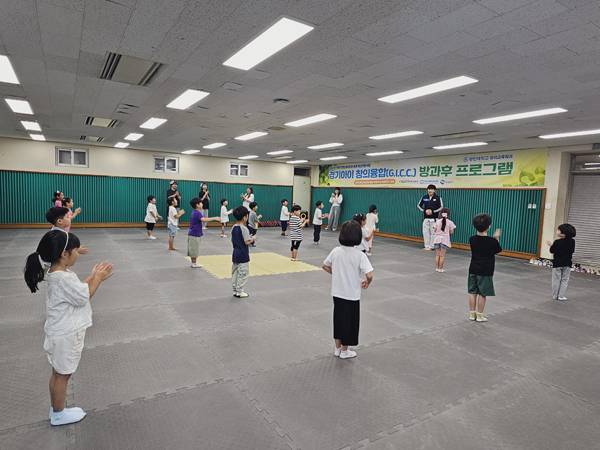유아교육프로그램에 참여한 유아들.