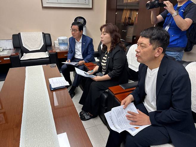 장종태 국회의원, 김민숙 대전시의회 의원, 민주당 대전시당 관계자가 대전교육청과 대전가원학교 교장에게 학교 상황에 대한 이야기를 듣고 있다.