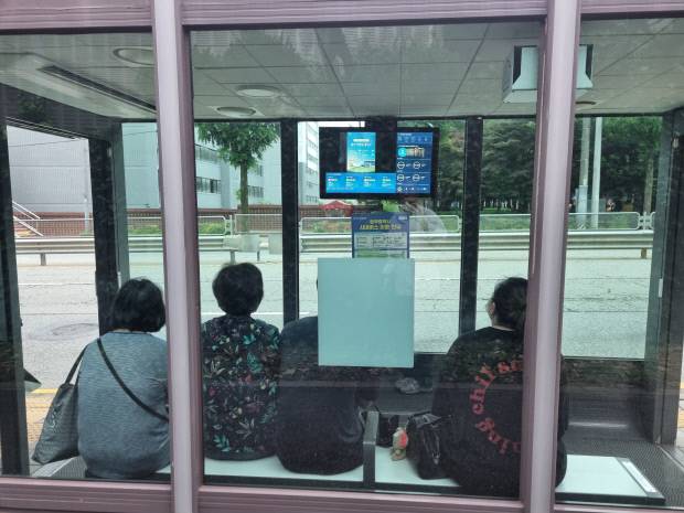 20일 오전 6시20분께 광주광역시 광산구 우산동 어등초교 정류장에서 시민들이 버스 전광판을 바라보고 있다. 정승우 기자