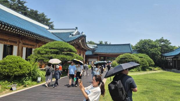 지난 21일 서울 청와대 대통령 관저에서 관람객들이 정원을 둘러보고 있다. 정성현 기자