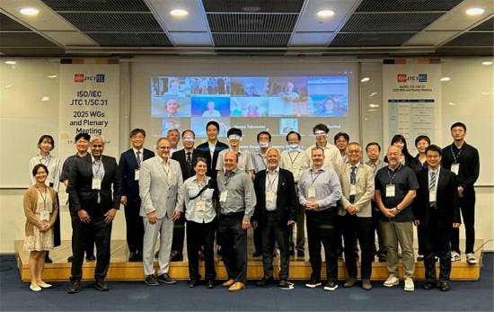 한국산업기술시험원은 산업통상자원부 국가기술표준원의 지원을 받아 '자동인식 및 데이터 캡처 분과(SC31) 국제표준회의 총회'를 개최했다. 사진은 총회 참석자들이 기념사진을 촬영하고 있는 모습. 사진=KTL