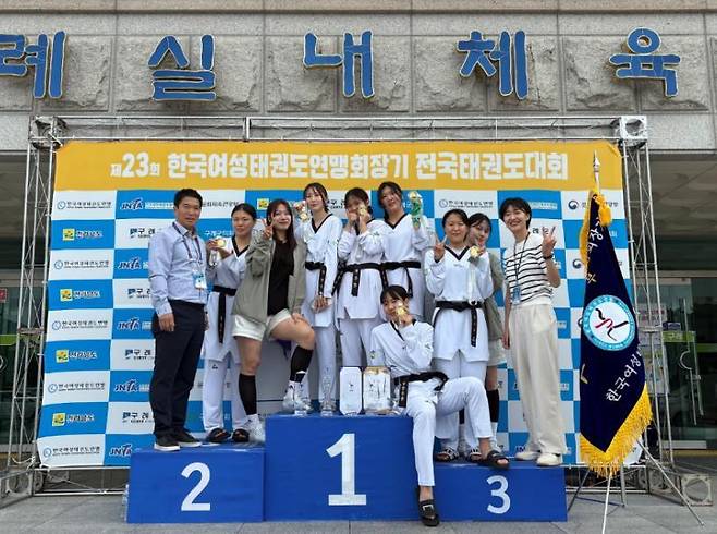 ‘제23회 한국여성태권도연맹회장기 전국태권도대회’ 에서 종합우승을 차지한 대구 수성구청 태권도선수단의 모습. /대구 수성구 제공