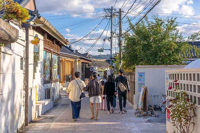 관광객들이 즐겨 찾는 명소인 경주 황리단길. /한국관광공사 제공