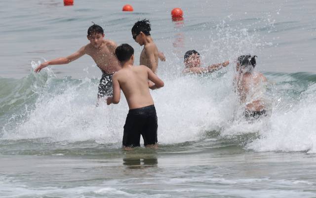 22일 오후 몽골 청소년들이 해운대 바다에 뛰어들어 물놀이를 즐기고 있다. 정종회 기자 jjh@