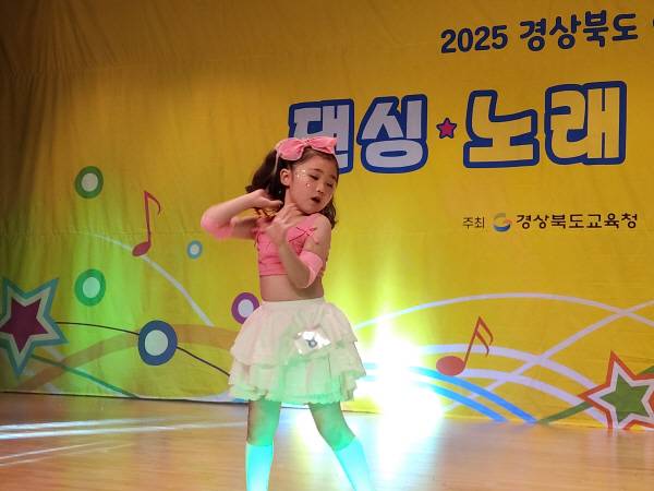 '2025 경상북도 어린이 댄싱·노래 경연대회'가 21일 오후 포항시 복합문화센터 덕업관에서 열린 가운데 대회에 참가한 학생들이 저마다의 장기를 내세우며 경쟁을 벌이고 있다. 이번 대회는 어린이들의 예능적 재능을 발휘할 기회를 제공해 꿈을 키워주기 위한 장으로 열렸다.서의수 기자