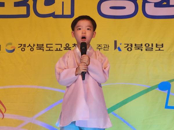 '2025 경상북도 어린이 댄싱·노래 경연대회'가 21일 오후 포항시 복합문화센터 덕업관에서 열린 가운데 대회에 참가한 학생들이 저마다의 장기를 내세우며 경쟁을 벌이고 있다. 이번 대회는 어린이들의 예능적 재능을 발휘할 기회를 제공해 꿈을 키워주기 위한 장으로 열렸다.서의수 기자