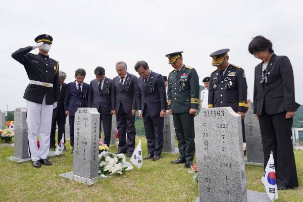 지난 6일 김학홍 행정부지사 등 주요 참석자들이 6·25전쟁 참전 무연고 국가유공자 고(故) 강윤범 님의 묘소를 참배하고 있다. 영천호국원 제공