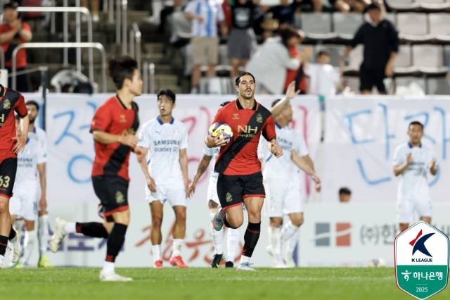 22일 오후 창원축구센터에서 열린 경남FC와 수원 삼성의 K리그2 17라운드 경기에서 경남이 0-2로 뒤진 상황에서 후반 16분 수원 황석호의 자책골로 1-2로 따라붙은 후 경남 카릴이 기뻐하고 있다./한국프로축구연맹/