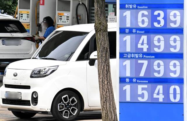 이란·이스라엘 전쟁 여파로 인한 국제유가 상승으로 국내 휘발유 판매 가격이 오른 가운데 22일 창원의 한 주유소에 휘발유가 ℓ당 1639원에 판매되고 있다. 경남 지역 주유소 휘발유 평균 판매 가격은 1641원에 판매되고 있다./성승건 기자/