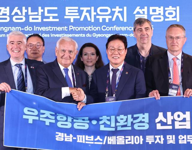 지난 19일(현지시간) 프랑스 파리에서 열린 ‘경상남도 투자유치설명회’에서 박완수(오른쪽) 경남지사가 장 피에르 라파랭 전 프랑스 총리와 악수하고 있다./경남도/