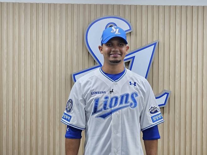 지난 19일 대구 삼성라이온즈파크에서 인터뷰 중인 삼성 라이온즈 새 외국인 투수 헤르손 가라비토. 정지윤기자 yooni@yeongnam.com