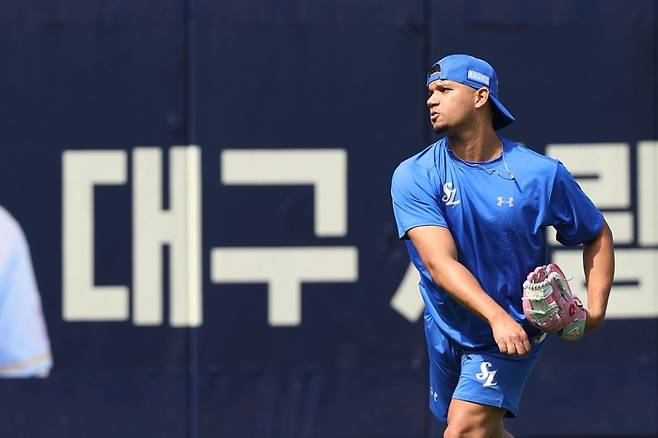 지난 19일 대구 삼성라이온즈파크에서 훈련 중인 헤르손 가라비토. <삼성 라이온즈 제공>