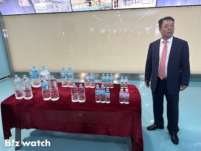 안명식 연변농심 대표가 16일(현지시간) 중국 길림성 연변조선족자치주 안도현 이도진에 위치한 연변농심광천음료유한공사(연변농심) 신공장에서 기자들에게 백산수 제품에 대해 소개하고 있다. / 사진=정혜인 기자 hij@