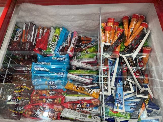 무인 아이스크림 매장 내 아이스크림 매대./사진=윤서영 기자 sy@