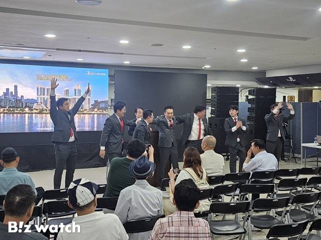 22일 서울 용산구 베르가모 웨딩홀에서 열린 용산정비창 전면1구역 재개발조합 총회에서 시공사로 선정된 HDC현대산업개발이 감사 인사를 전하고 있다/사진=김준희 기자 @kjun