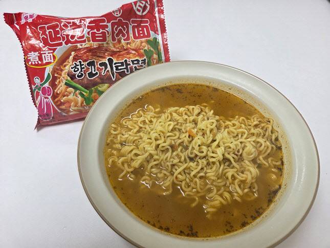 중국 연변에서 구입한 향고기라면의 모습. 향고기는 현지에서 구육으로 불린다. 국물 표면에 떠 있는 것은 들깨가루다. (사진=한전진 기자)