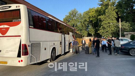 한국 국민과 이란인 가족 등 20명이 지난 17일 오전(현지시간) 정부가 제공한 임차 버스를 타고 테헤란에서 출발해 약 1200㎞를 달려 18일 밤 이란 북부와 접해 있는 투르크메니스탄에 도착했다. [외교부 제공]