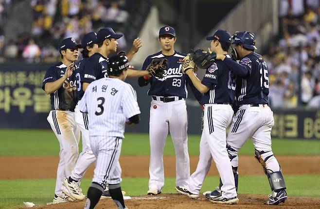 21일 서울 잠실야구장에서 열린 LG 트윈스와 경기에서 승리를 확정한 뒤 기뻐하는 두산 베어스 선수들