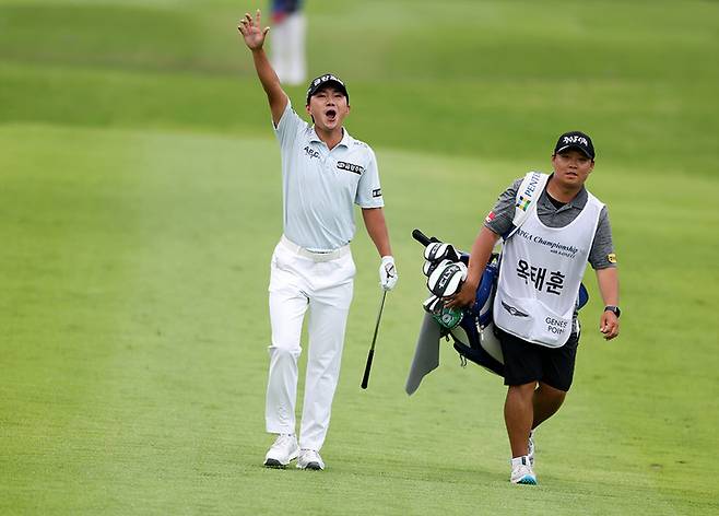 옥태훈이 22일 열린 KPGA 선수권대회 최종라운드에서 샷 이글을 잡아낸 후 갤러리에게 인사하고 있다.