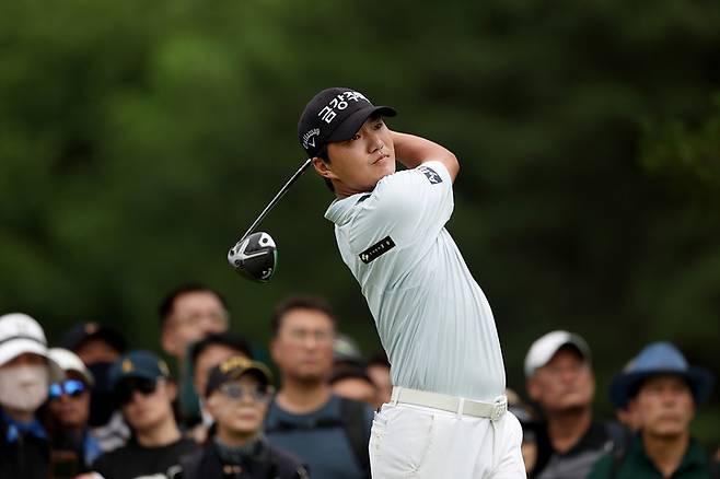 옥태훈이 22일 열린 KPGA 선수권대회 최종라운드에서 샷을 하고 있다.