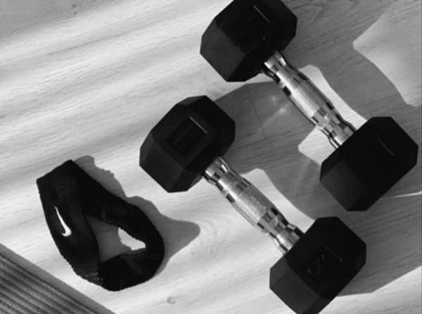 한 손에 쥘 수 있는 작은 운동 기구인 덤벨을 꾸준히 들었다 내리는 등 운동을 하면 근육을 키울 수 있다. [사진=SNS]