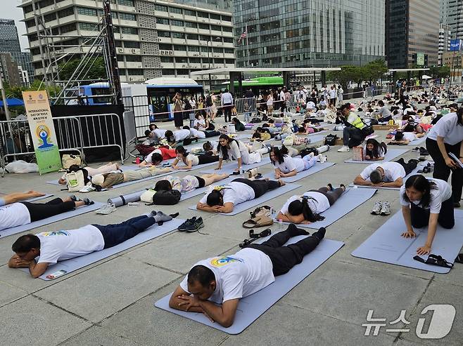 대한요가회가 UN이 국제기념일로 제정한 '세계요가의 날'을 기념해 '2025 UN 세계요가의 날' 행사를 21일 서울 광화문광장에서 열었다. 이날 국내 대표 애슬레저 기업 젝시믹스가 공식 파트너사로 참여했다.ⓒ 뉴스1/김진희 기자.