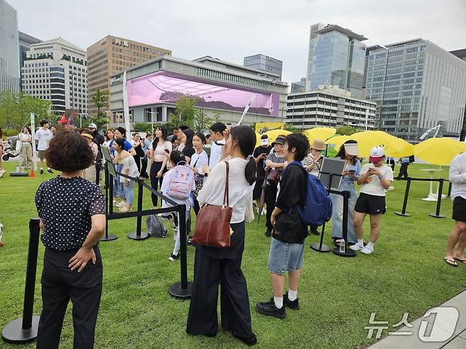 대한요가회가 UN이 국제기념일로 제정한 '세계요가의 날'을 기념해 '2025 UN 세계요가의 날' 행사를 21일 서울 광화문광장에서 열었다. 이날 국내 대표 애슬레저 기업 젝시믹스가 공식 파트너사로 참여했다. 젝시믹스 부스 전경.ⓒ 뉴스1/김진희 기자.
