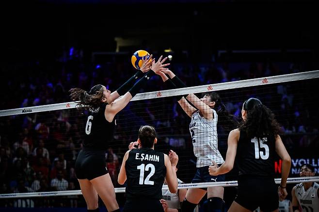 여자배구 대표팀 이주아가 튀르키예 선수와 공다툼을 벌이고 있다. (FIVB 제공)