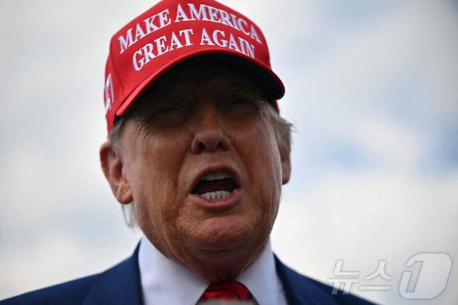 도널드 트럼프 미국 대통령이 20일(현지시간) 뉴저지주 모리스타운의 모리스타운 시립 공항에 도착해 기자들의 질문에 답하고 있다. 트럼프 대통령은 이스라엘에 이란 공격 중단을 요청할 의향을 묻는 말에 "이스라엘이 전쟁에서 잘하고 있어 어렵다＂라고 답했다. 2025.06.20 ⓒ AFP=뉴스1 ⓒ News1 류정민 특파원