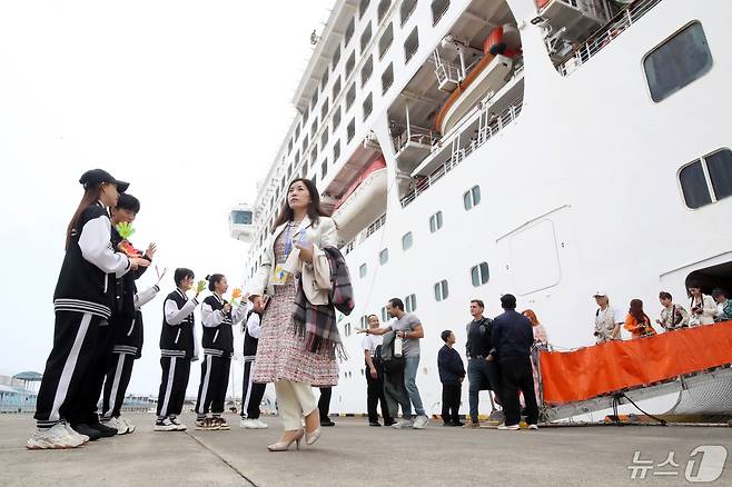 제주항에 입항한 크루즈 '드림호'를 타고 제주를 찾은 중국인 단체 관광객들이 하선하고 있다. . 2024.4.30/뉴스1 ⓒ News1 오현지 기자