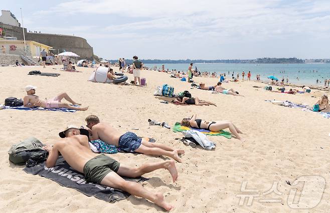 유럽 대륙에 때 이른 폭염이 찾아오며 프랑스 서부 일부 지역의 낮 최고 기온이 섭씨 38도, 체감온도는 40도를 기록한 가운데, 21일(현지시간) 프랑스 북서부 브르타뉴 지방의 생말로 해변을 찾은 시민들이 다이빙 등 해수욕을 하며 더위를 식히고 있다. 2025.6.22/뉴스1 ⓒ News1 이준성 기자