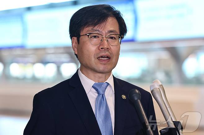 여한구 산업부 통상교섭본부장이 22일 미국과의 통상 협의를 위해 인천국제공항 제2터미널을 통해 출국하기에 앞서 취재진 질문에 답하고 있다. 2025.6.22/뉴스1 ⓒ News1 김도우 기자