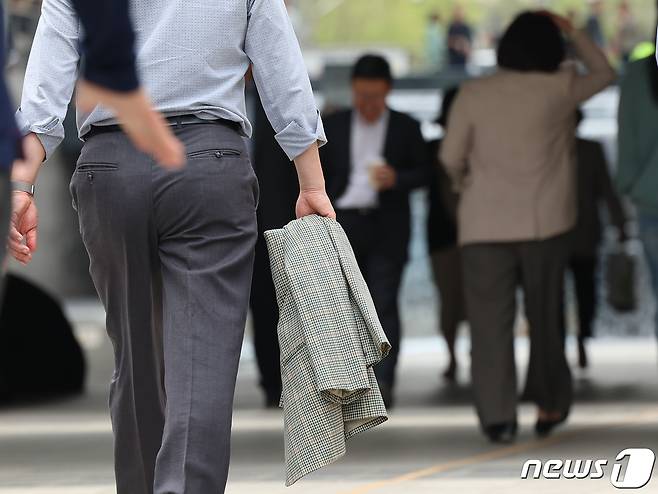 서울 청계천에서 직장인이 겉옷을 벗고 산책을 하고 있다. (사진은 기사 내용과 무관함) 2024.4.8/뉴스1 ⓒ News1 김도우 기자